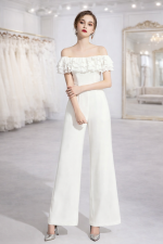 Tuta da sposa elegante con pantaloni a gamba larga e spalle scoperte - Sposatelier