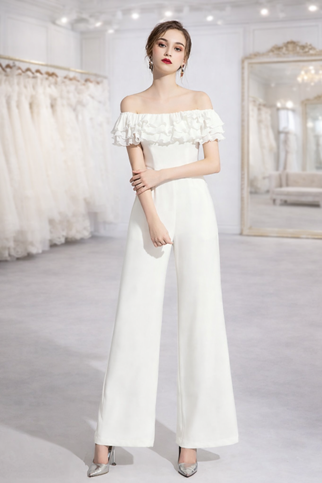 Tuta da sposa elegante con pantaloni a gamba larga e spalle scoperte - Sposatelier Tuta da sposa elegante con pantaloni a gamba larga e spalle scoperte - Sposatelier