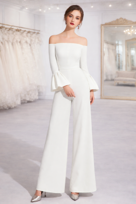 Jumpsuit da sposa minimal con spalle scoperte e maniche a volant, pantaloni palazzo - Sposatelier