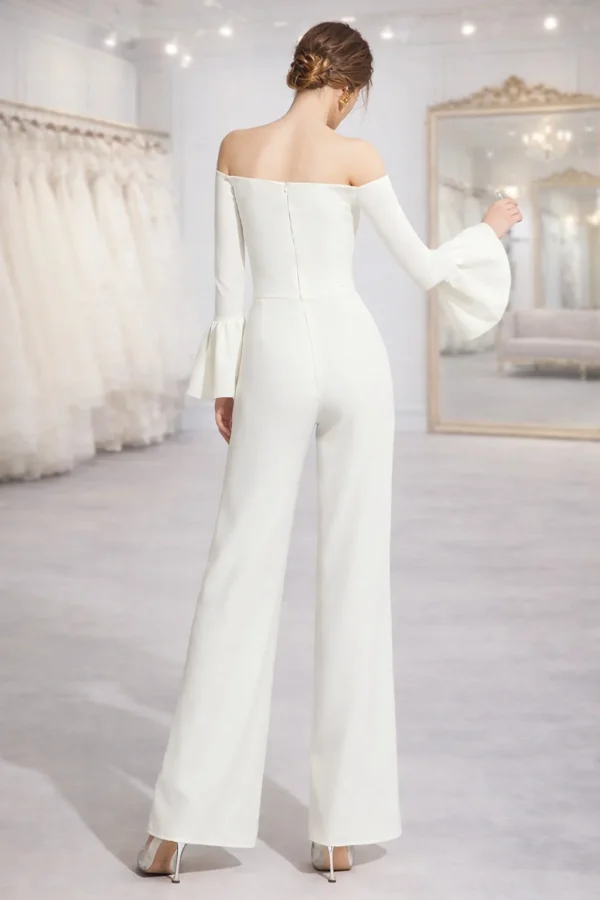 Jumpsuit da sposa bianca con rouches e linea palazzo, look moderno - Sposatelier