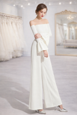 Tuta da sposa elegante con pantaloni a gamba larga e spalle scoperte - Sposatelier