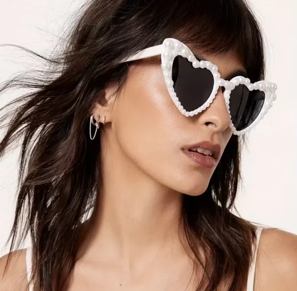 Occhiali da sposa a forma di cuore con lenti nere, montatura gioiello rifinita con perle in rilievo Look sposa moderno e chic."
