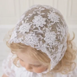 Copricapo battesimo bimba in pizzo di alta qualità