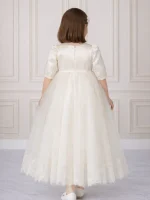 Retro abito da battesimo bimba con chiusura a scomparsa e trasparenze in pizzo sulle maniche