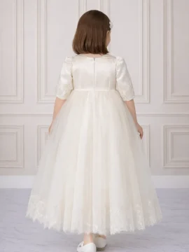 Retro abito da battesimo bimba con chiusura a scomparsa e trasparenze in pizzo sulle maniche