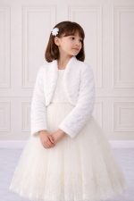 Giacca corta bambina in pelliccia sintetica bianca con trama morbida e rifiniture eleganti.