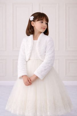 Giacca corta bambina in pelliccia sintetica bianca con trama morbida e rifiniture eleganti.