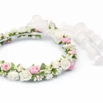 Coroncina di fiori per bambina in organza bianca per acconciatura da cerimonia.