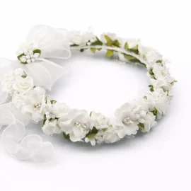 Coroncina per capelli bambina con fitta composizione di fiori bianchi, petali in organza e fiocco posteriore a cascata per prima comunione.