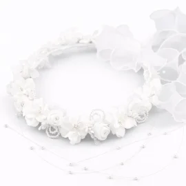Coroncina per capelli bambina con fiori bianchi, archi di perline e cascata di fili di perle per acconciatura da cerimonia.