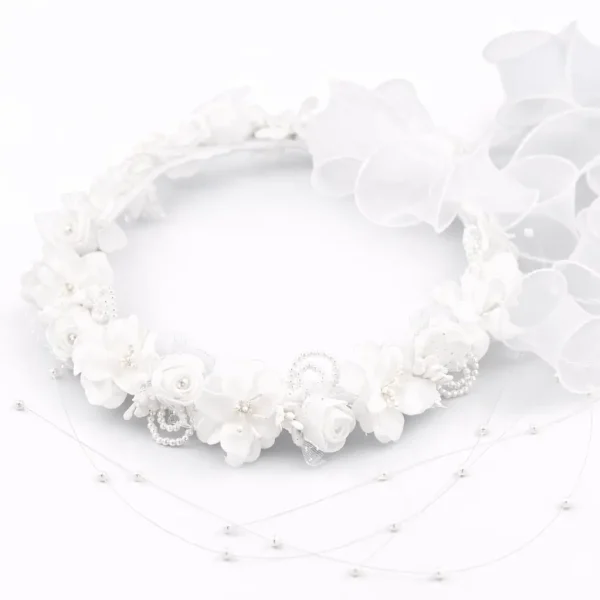 Coroncina per capelli bambina con fiori bianchi, archi di perline e cascata di fili di perle per acconciatura da cerimonia.