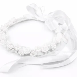 Coroncina per capelli bambina modello 2026 con fiori bianchi assortiti, perle centrali e lunghi nastri in raso bianco per prima comunione.