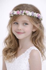 Coroncina per capelli bambina con mix di fiori rosa, bianchi e lilla, arricchita da perline e foglie verdi per cerimonia.