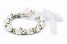 Coroncina di fiori per bambina modello W 364 con fiori bianchi, boccioli rosa cipria, perline e foglioline verdi per acconciatura da cerimonia.