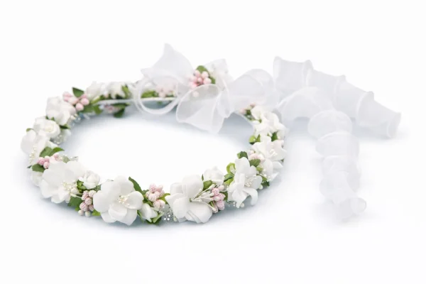 Coroncina di fiori per bambina modello W 364 con fiori bianchi, boccioli rosa cipria, perline e foglioline verdi per acconciatura da cerimonia.