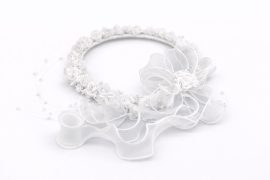 Coroncina comunione di lusso con grande fiocco scenografico in organza e fili di perle pendenti su acconciatura da cerimonia curata