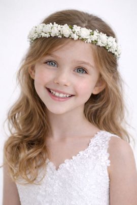 Coroncina per capelli bambina modello lusso W 718 con fitto intreccio di roselline bianche artigianali e perle luminose per Prima Comunione