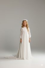 Abito da cerimonia bambina Sposatelier in pizzo 3D bianco con maniche lunghe e lungo strascico in tulle.