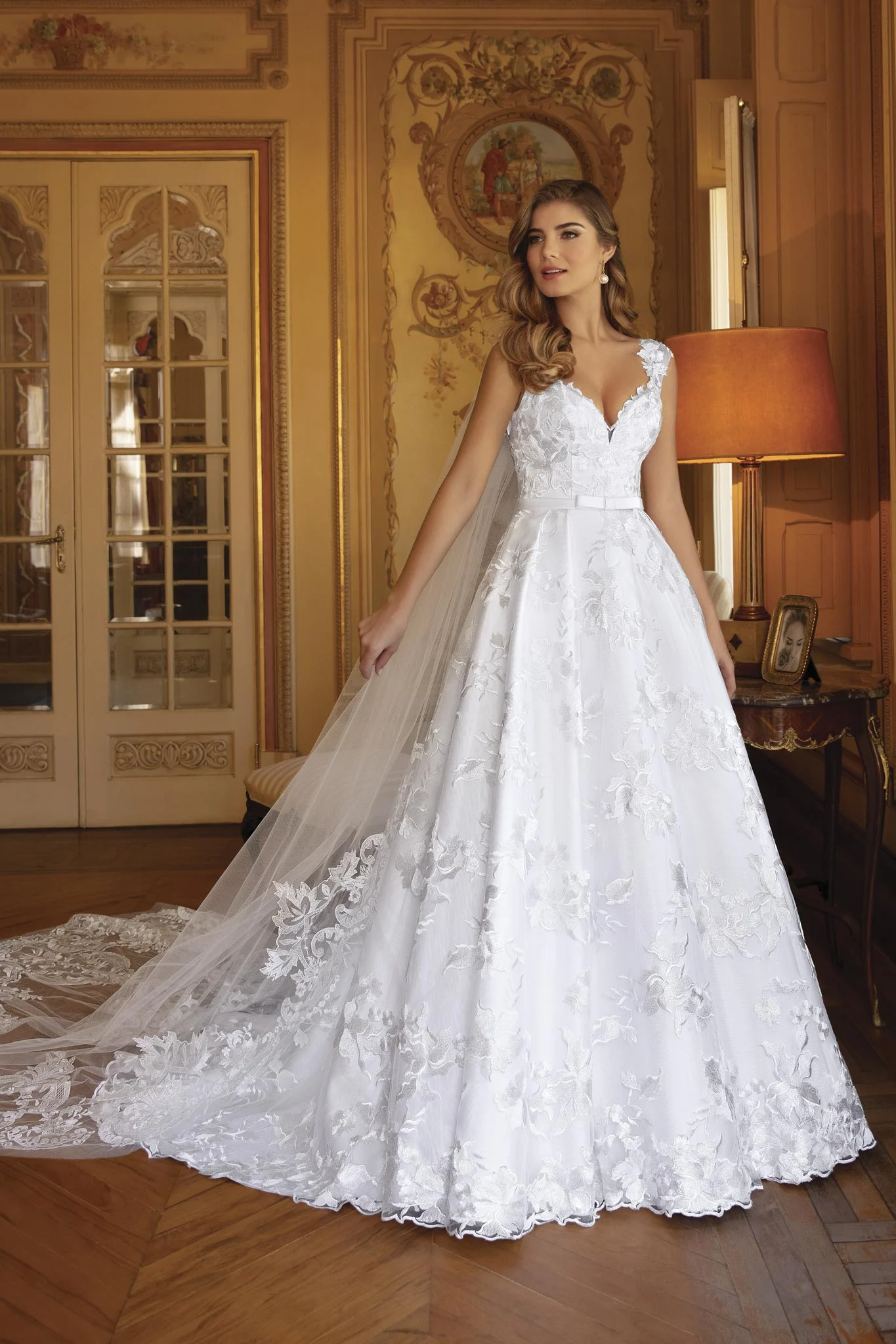 ze1 Abito da Sposa Classico in Pizzo Floreale con Scollo a V e Cinturino