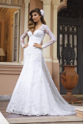 abito da sposa a sirena in pizzo bianco con maniche lunghe e scollo a v modello sposatelier