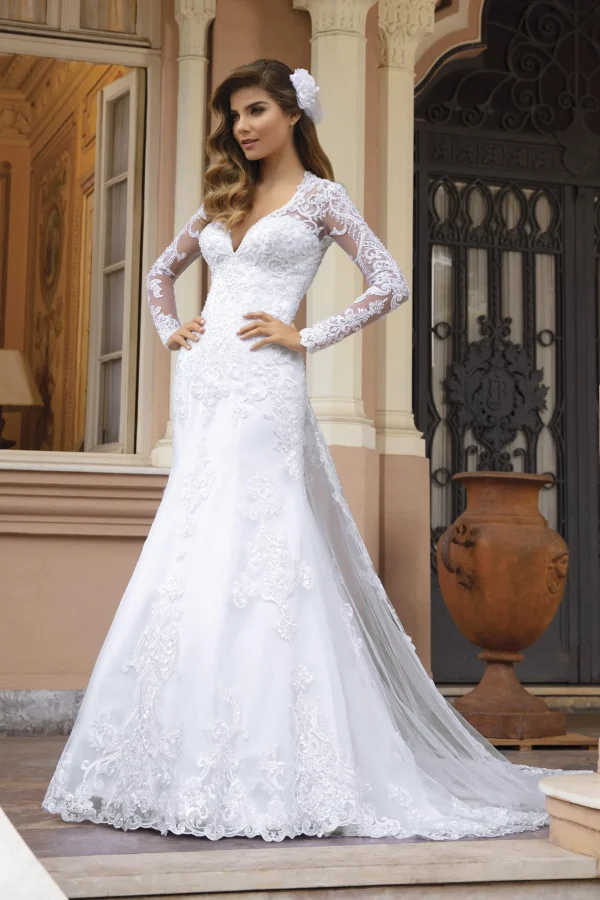abito da sposa a sirena in pizzo bianco con maniche lunghe e scollo a v modello sposatelier