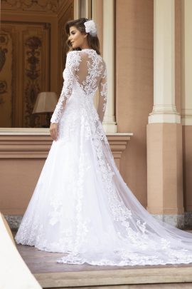 coda dell'abito da sposa a sirena in pizzo bianco con maniche lunghe e scollo a v