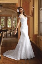 Abito da sposa a sirena in pizzo ricamato, scollatura a V e strascico scenografico