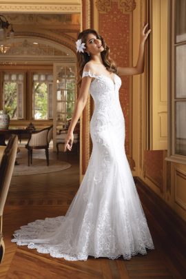 Abito da sposa a sirena in pizzo ricamato, scollatura a V e strascico scenografico