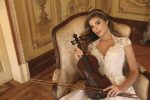 sposa seduta con violino tra le mani