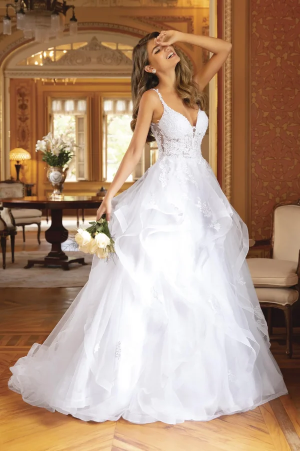 abito da sposa ampia principessa con gonna a balze di tulle e corpino ricamato in pizzo Sposatelier