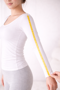 come misurare la lunghezza delle maniche con centimetro