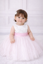 Abito battesimo neonata bianco con corpetto ricamato, fascia rosa e gonna in tulle, vista frontale