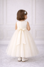 Abito battesimo bambina avorio con fiocco sul retro e gonna ampia in tulle vista posteriore