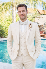 Abito sposo beige 3 pezzi con gilet doppiopetto e papillon fantasia – vista frontale