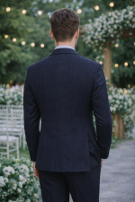 abito sposo slim fit elegante di spalle