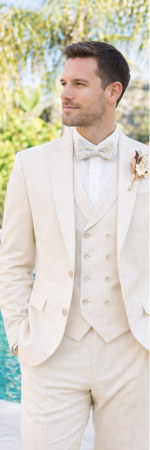 sposo di profilo con abito beige elegante