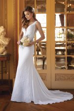 Abito da sposa sirena minimal bianco con scollo profondo a V, inserto tulle illusion e strascico, vista frontale