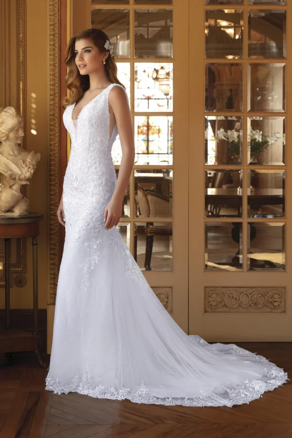 Abito da sposa sirena minimal in tessuto tono su tono con strascico, vista da dietro - Sposatelier