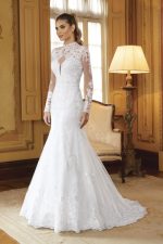 Abito da sposa a sirena senza gonnellone, in pizzo con collo alto, maniche lunghe in tulle e scollo a V illusion, vista frontale - Sposatelier