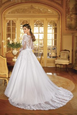 Abito da sposa A-line su misura con schiena trasparente in tulle ricamato e bottoncini, gonna ampia con strascico in pizzo