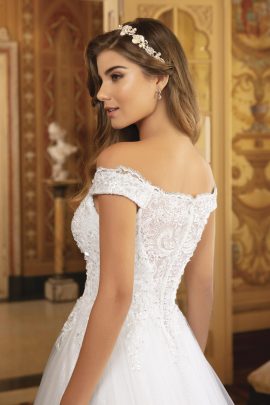 abito da sposa su misura con scollo bardot e bottoncini posteriori eleganti