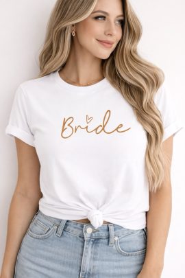 t shirt bride bianca con scritta dorata indossata da modella