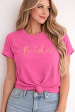 maglietta bride fucsia con scritta dorata indossata da modella