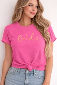 maglietta bride fucsia con scritta dorata indossata da modella