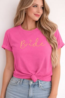 maglietta bride fucsia con scritta dorata indossata da modella