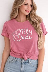 maglietta addio al nubilato rosa indossata da modella