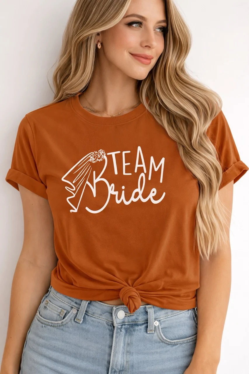 maglietta-amiche-della-sposa-arancione.webp maglietta amiche della sposa arancione indossata da modella