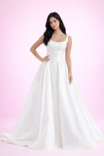 Abito da sposa principessa minimal in satin mikado con scollo quadrato vista frontale