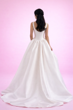Abito da sposa principessa minimal elegante con gonna ampia vista posteriore