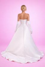 Retro abito da sposa a fascia lungo elegante su sfondo rosa